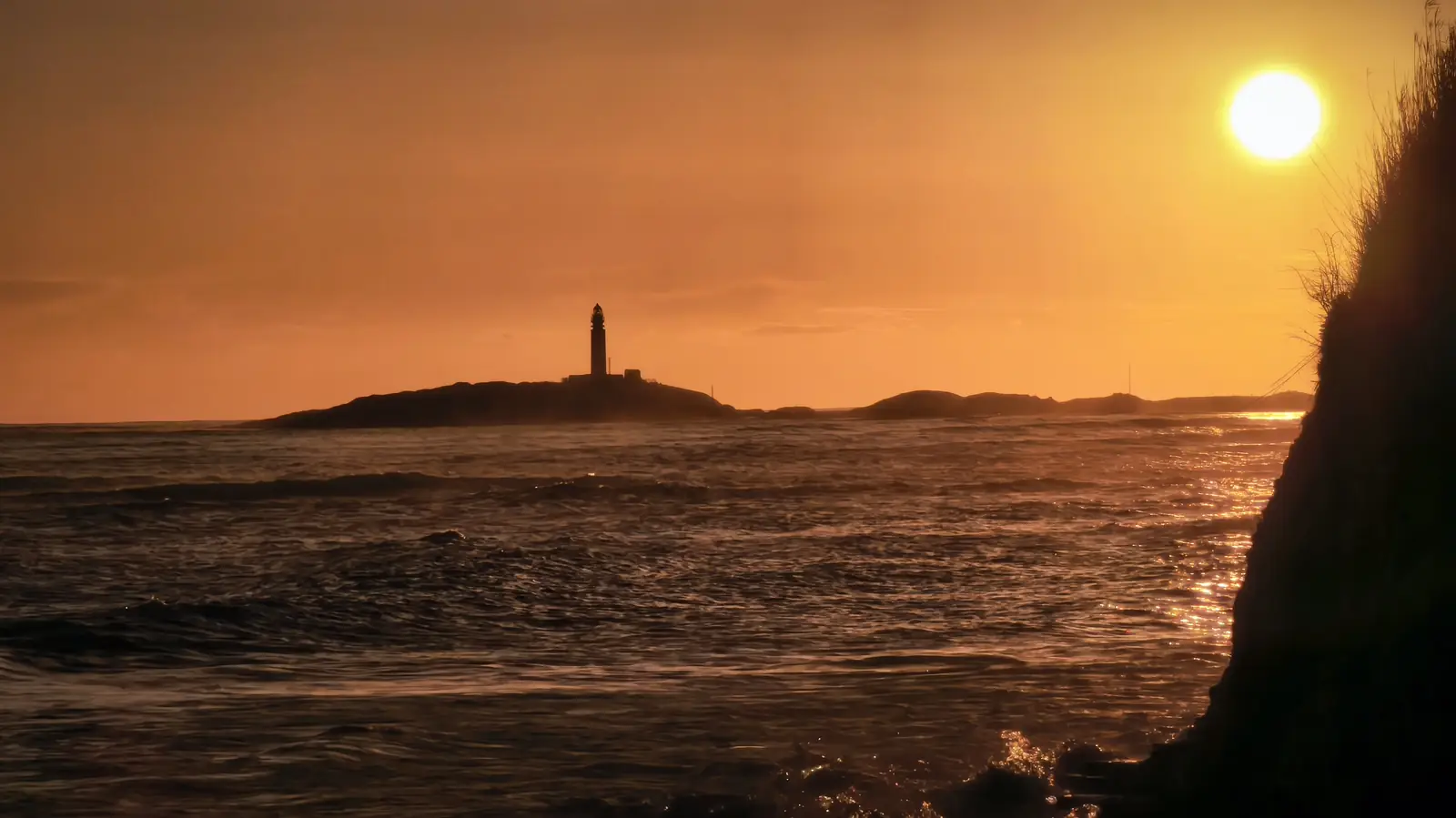 Faro al atardecer en el Estrecho de Gibraltar, punto de referencia para la navegación segura